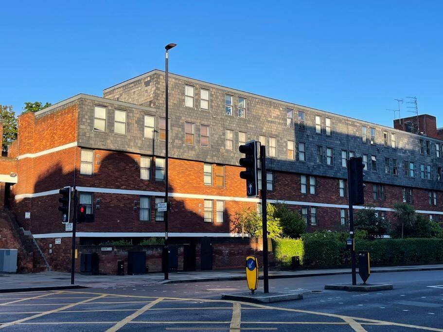 Amazing Near Tube Station Londra